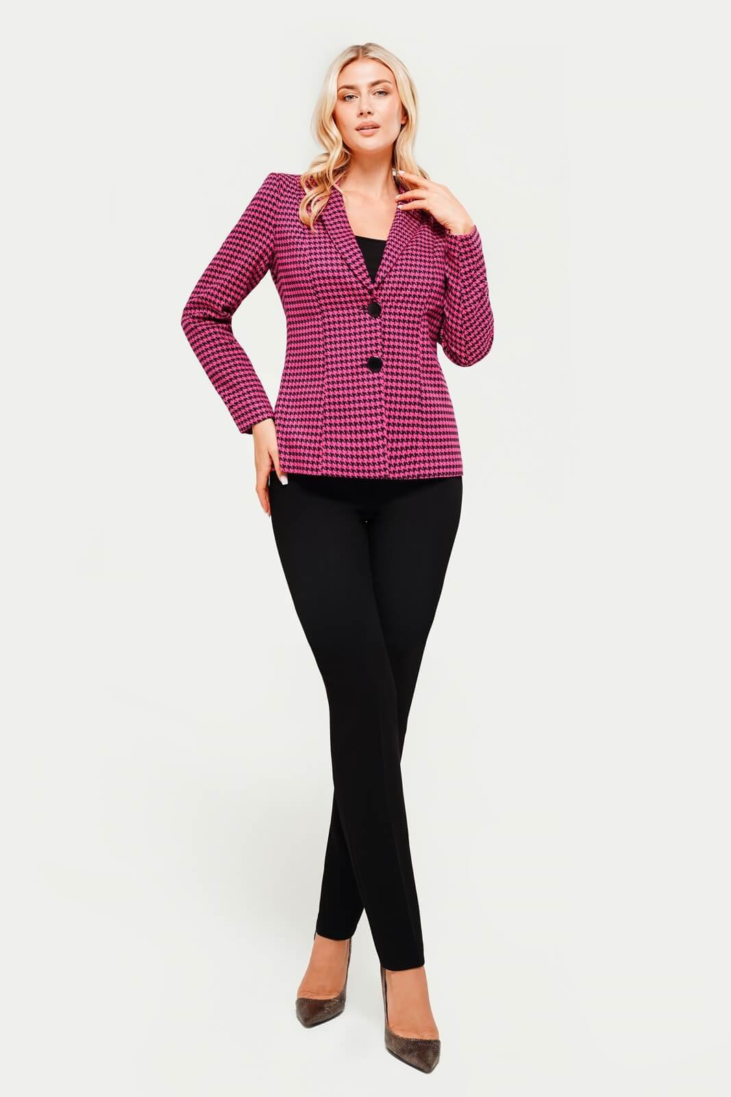 Jak stylizować garnitur damski na co dzień i do biura?